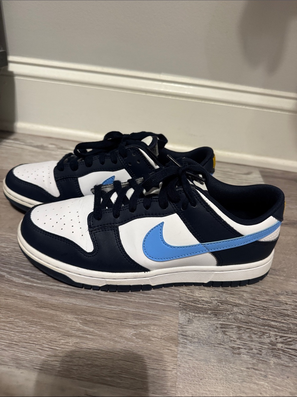 Nike Low-Top Sneakers in White, Navy & Light Blue